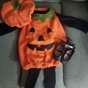Pottery barn pumpkin costume (3-6 months)